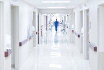 Médecins marchant dans le couloir de l'hôpital . — Photo de stock