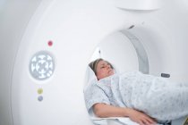 Зрелая женщина на МРТ-сканере . — стоковое фото