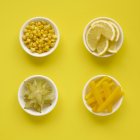 Свіжі продукти в посуді на жовтому фоні . — стокове фото