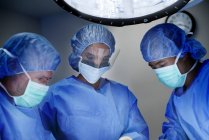 Medici che lavorano in sala operatoria in ospedale . — Foto stock