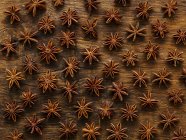 Anís estrellado sobre mesa de madera, plano de estudio . - foto de stock