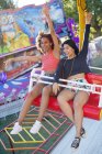 Due giovani donne si divertono sul giro di divertimento . — Foto stock