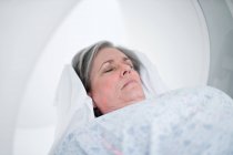 Жіночий пацієнта лежачи в магнітно-резонансної томографії. — стокове фото