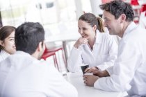 Ärzteteam rastet in Krankenhauskantine aus. — Stockfoto