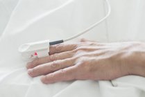Patientenhand mit Pulsoximeter, Nahaufnahme. — Stockfoto