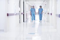 Médicos caminando por el pasillo del hospital . - foto de stock