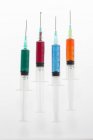 Quatro seringas com líquidos coloridos, tiro estúdio . — Fotografia de Stock