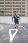Мужчина в спортивной одежде бежит по дороге . — стоковое фото