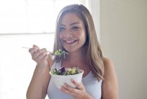 Ritratto di giovane donna che mangia insalata . — Foto stock