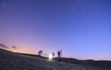 Vista panorámica de la gente mirando las estrellas en el desierto de Negev, Israel . - foto de stock