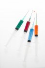 Quatro seringas com líquidos coloridos, tiro estúdio
. — Fotografia de Stock