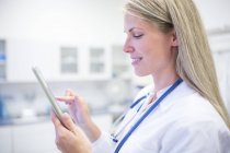 Portrait de femme médecin en utilisant une tablette numérique . — Photo de stock