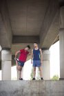 Спортсмены под бетонным мостом . — стоковое фото