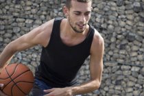 Mann hält Basketball in der Hand und lächelt. — Stockfoto