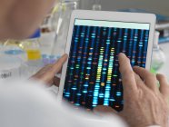 Scientifique visualisation des résultats des tests génétiques sur tablette numérique . — Photo de stock