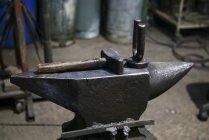 Hammer and anvil in blacksmith forge. — Stock Photo