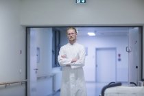 Мужской врач, стоящий в коридоре больницы . — стоковое фото