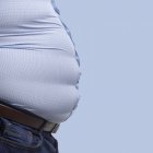 Hombre con sobrepeso con camisa azul, vista lateral . - foto de stock