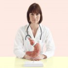 Arzt mit medizinischem Modell des menschlichen Magens mit Magenband. — Stockfoto