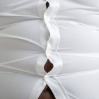 Uomo sovrappeso che indossa camicia bianca con bottoni rigonfianti . — Foto stock