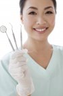Женщина-стоматолог с зубными инструментами, портрет . — стоковое фото
