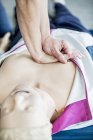 Medico che pratica la compressione toracica sul manichino di allenamento della rianimazione cardiopolmonare . — Foto stock