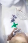 Médecin pratiquant sac-valve-masque ventilation sur mannequin d'entraînement . — Photo de stock