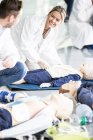 Médecins effectuant une formation en réanimation cardiopulmonaire sur mannequins . — Photo de stock