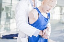 Médecin pratiquant poussée abdominale sur mannequin d'entraînement . — Photo de stock