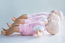 Manequins de treinamento de ressuscitação cardiopulmonar infantil . — Fotografia de Stock
