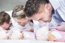 Ärztinnen und Ärzte üben Herz-Lungen-Wiederbelebung an Säuglingspuppen. — Stockfoto