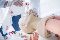 Médecin pratiquant sac-valve-masque ventilation sur mannequin d'entraînement . — Photo de stock