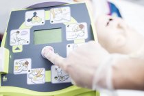 Arzt stellt automatisierte externe Defibrillator-Schulung ein. — Stockfoto