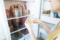 Жіночий технік зберігання Петрі страви в інкубаторі холодильник. — стокове фото