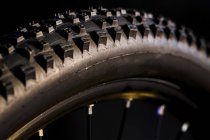Vista de perto do pneu da roda de bicicleta . — Fotografia de Stock