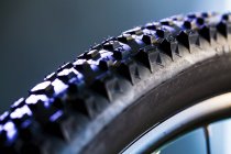 Vista de cerca del neumático de la rueda de bicicleta . - foto de stock