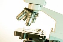 Крупним планом стадія легкого мікроскопа і лінзи . — стокове фото