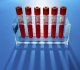 Rack di provette con campioni di sangue su fondo blu . — Foto stock