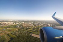 Vista aérea da cidade europeia com motor a jato no céu . — Fotografia de Stock