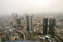 Distrito financeiro na paisagem urbana de Frankfurt, Alemanha . — Fotografia de Stock