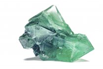 Gema mineral verde sobre fundo branco . — Fotografia de Stock