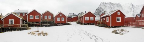 Cabañas de madera tradicionales en el pueblo pesquero de Noruega . - foto de stock