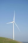 Turbina eólica costeira contra céu azul em Esbjerg, Dinamarca — Fotografia de Stock