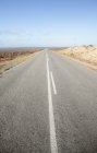 Route dans un paysage aride près de Vredendal, Western Cape, Afrique du Sud . — Photo de stock