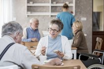 Senioren frühstücken im Pflegeheim. — Stockfoto