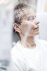 Donna anziana con cannula nasale ad occhi chiusi, primo piano . — Foto stock