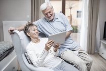 Старшая пара в больничной палате смотрит на цифровой планшет . — стоковое фото