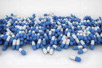 Купка синіх капсул для ліків, цифрова ілюстрація . — стокове фото