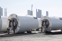 Empilhamento de peças de turbina eólica em usina . — Fotografia de Stock