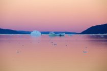 Icebergs from icefjord at midnight in Ataa, Disko Bay, Greenland. — Stock Photo